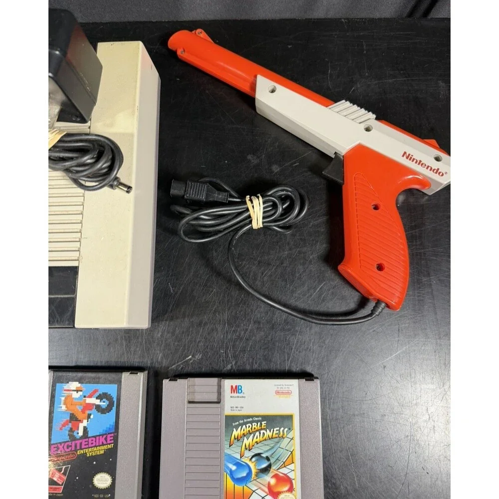 Nintendo Entertainment System NES-001 Console 1985 w/ 6 Games, Controller & Gun